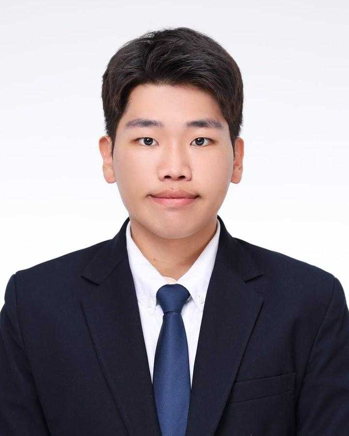 남색 정장과 넥타이를 착용한 류형록의 증명사진