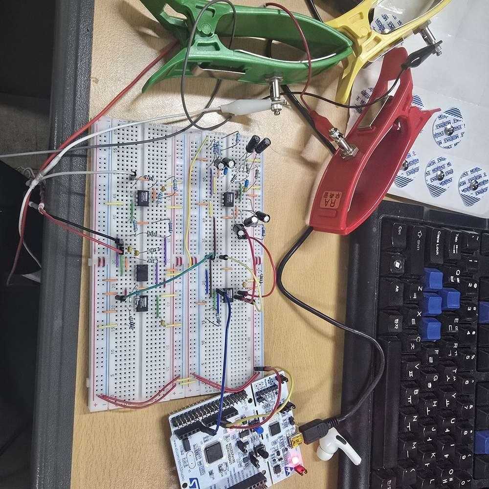 STM32 보드와 ECG 전극을 포함한 FMCW Radar 심장신호 동시취득 실험 구성