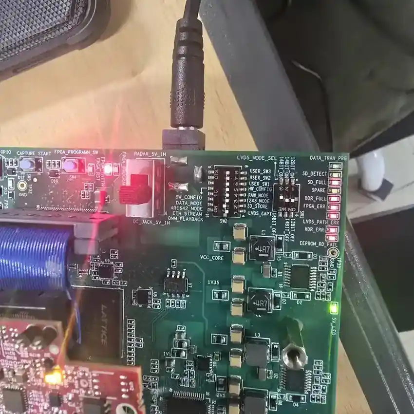 DCA1000EVM의 전원, FPGA, DDR와 LVDS 관련 상태 LED가 켜진 점검 장면