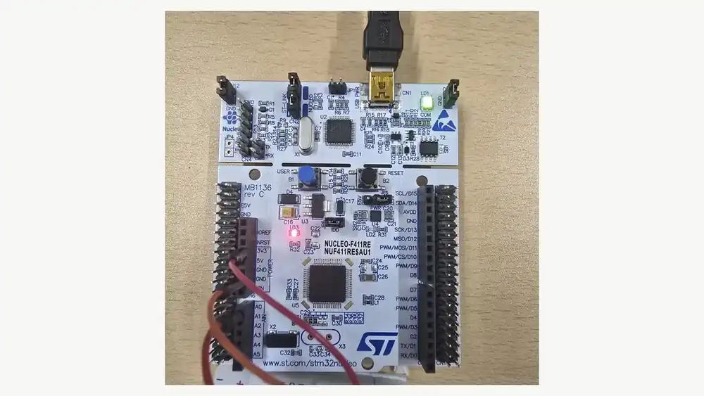 전원이 인가된 NUCLEO-F411RE 개발보드 근접 사진