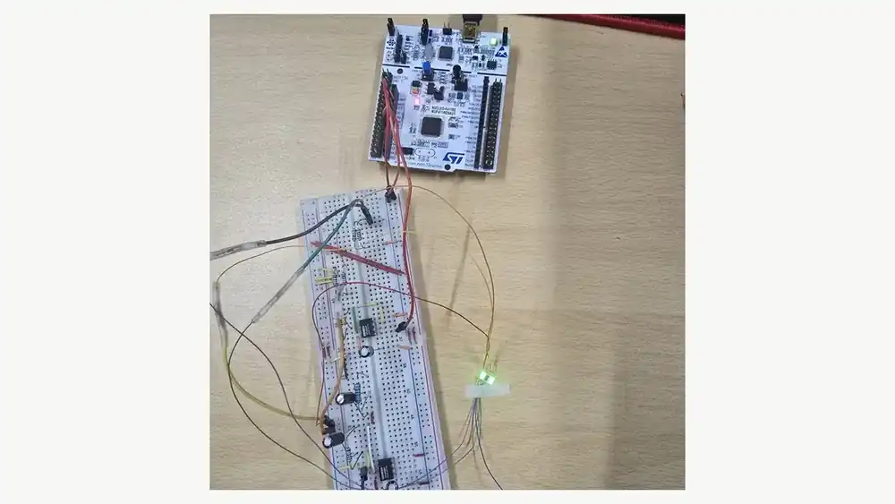 NUCLEO-F411RE와 breadboard의 상태 LED가 켜진 UART 확인 사진